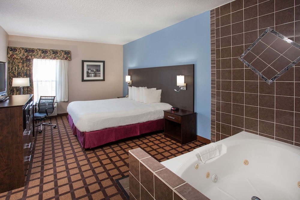Room, 1 King Bed, Non Smoking, Jetted Tub