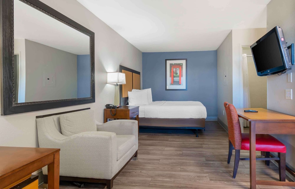 Studio, 1 Queen Bed, Non Smoking photo 2