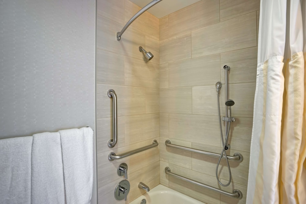Junior Suite, 1 King Bed, Accessible, Bathtub (Mobility & Hearing) - Photo 3