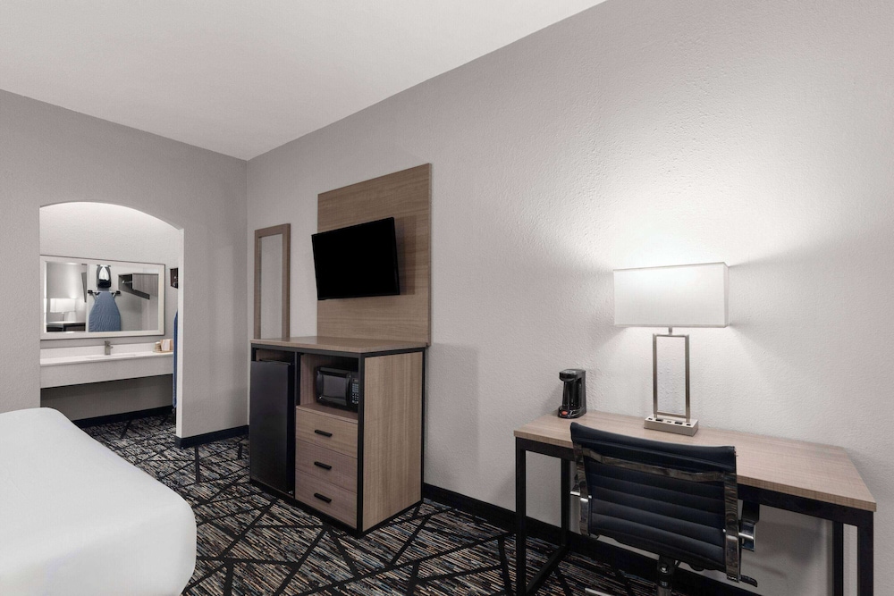Standard Room, 1 King Bed - Photo 2