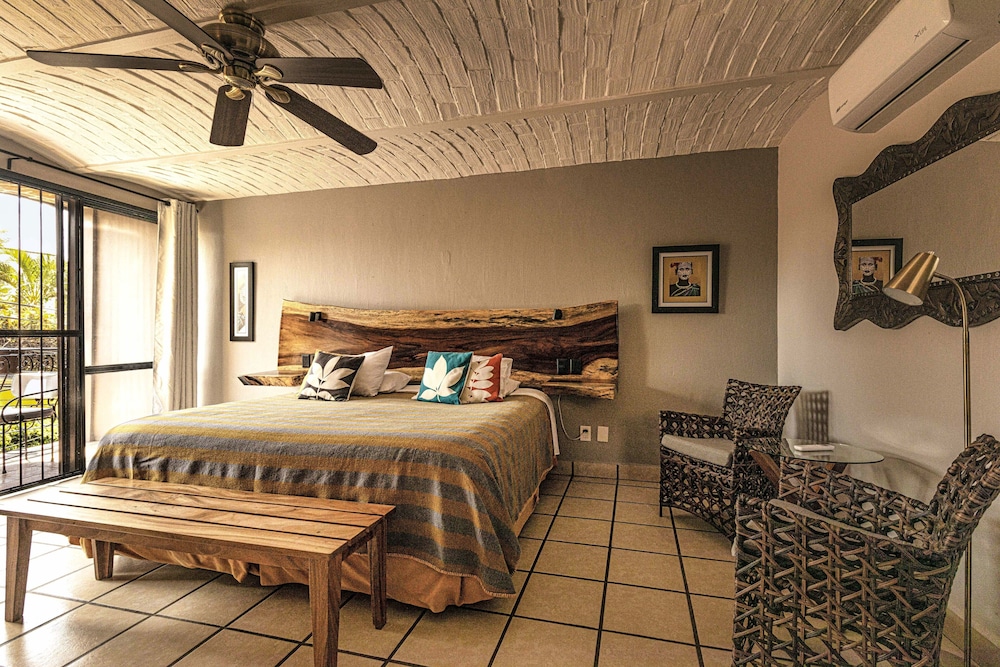 1 El Sol : 1 King bed, Private Balcony