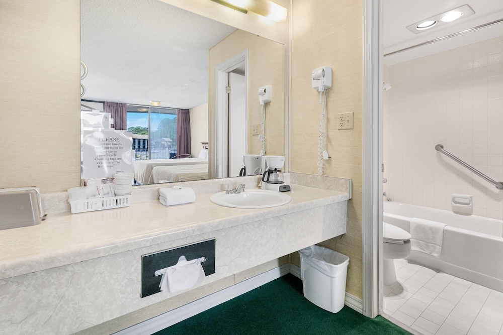 Basic Room, 2 Queen Beds - Photo 9