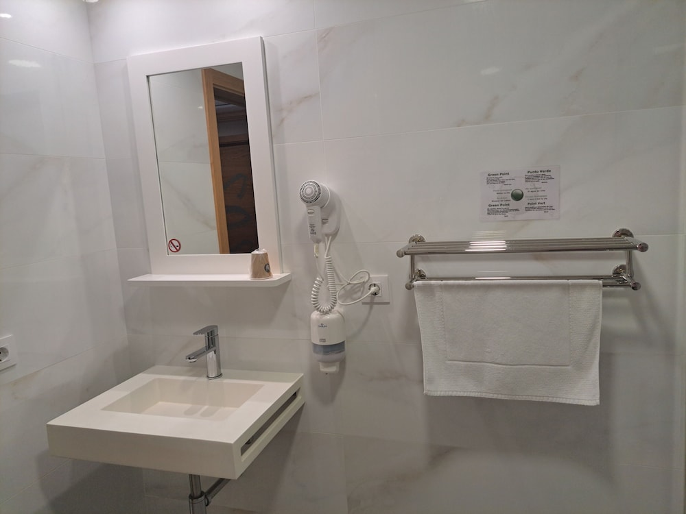 Deluxe Double Room, 1 Queen Bed, Private Bathroom - Photo 4