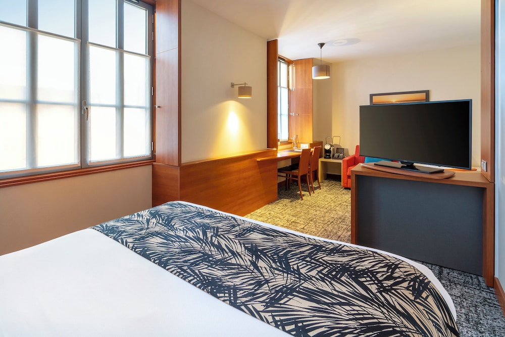 Junior Suite, 1 Queen Bed, Non Smoking photo 3
