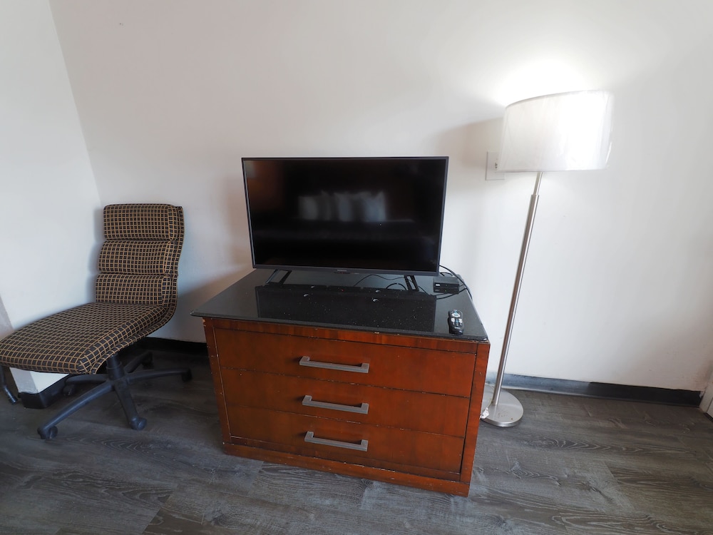 Standard Room, 1 King Bed, Non Smoking (Newly Renovated) photo 3