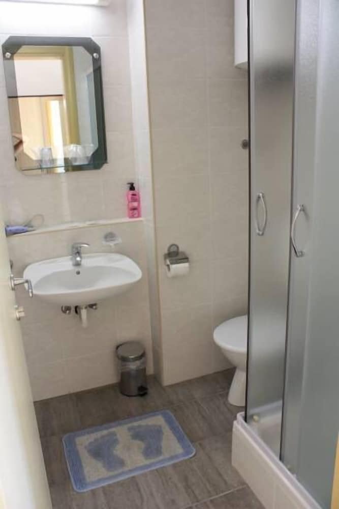 Standard Twin Room, Private Bathroom photo 3