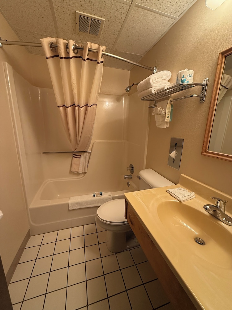 Room, 2 Queen Beds - Photo 4
