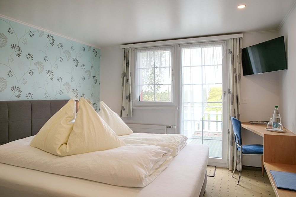 Economy Double Room Single Use, 1 Queen Bed photo 2