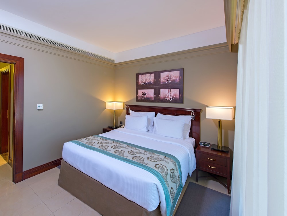 Deluxe Suite, 1 King Bed, Non Smoking photo 2