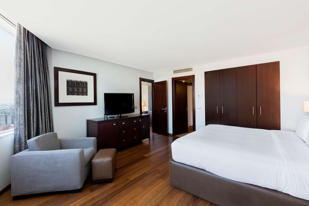 Business Suite, 1 King Bed - Photo 4