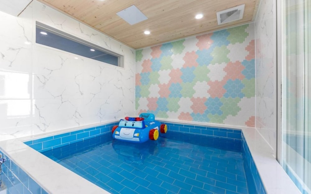 Room (King Special Price Room 201 (Indoor P) photo 3