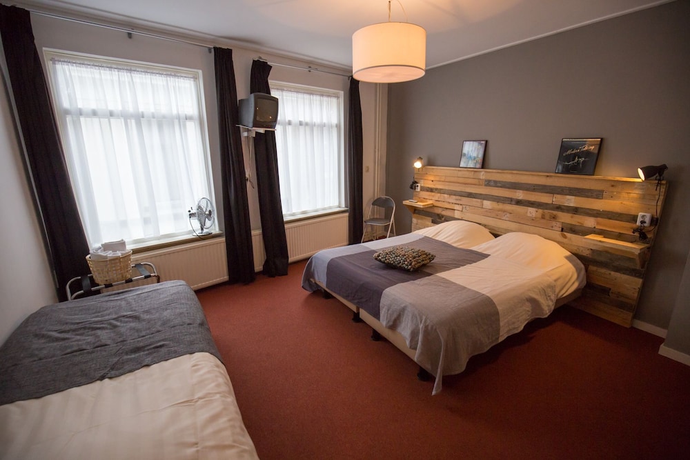 Economy Double Room, 2 Twin Beds photo 2