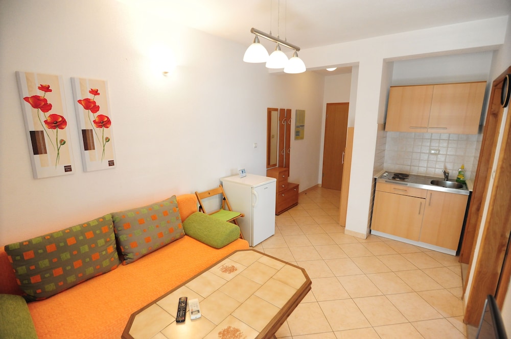 Apartment (A4 No.2)