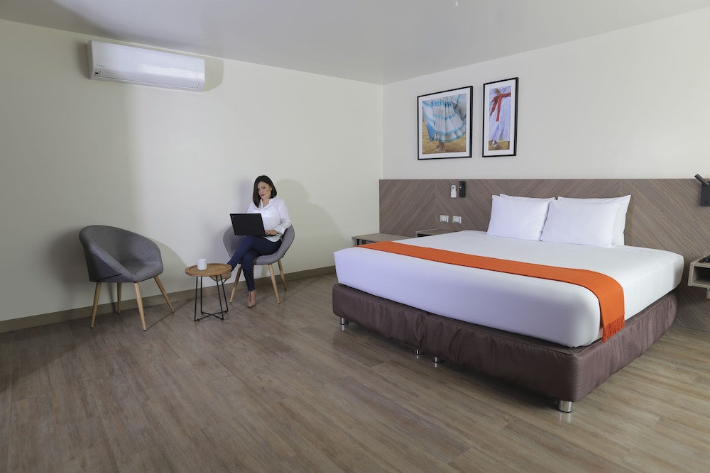 Superior Room, 1 King Bed photo 3