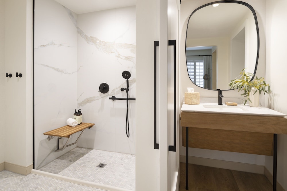 Standard Suite, 1 Bedroom (Mobility/Hearing Access, Roll-in Shwr) - Photo 6