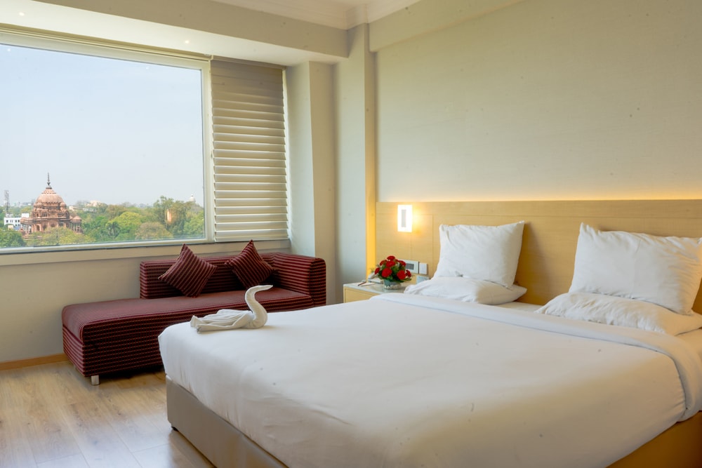 Luxury Room, 1 King Bed, City View, Executive Level photo 1