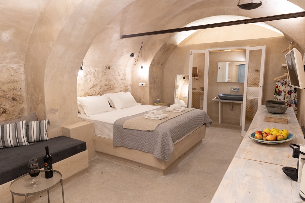 Superior Cellar ( I and II) with Outdoor Hot Tub