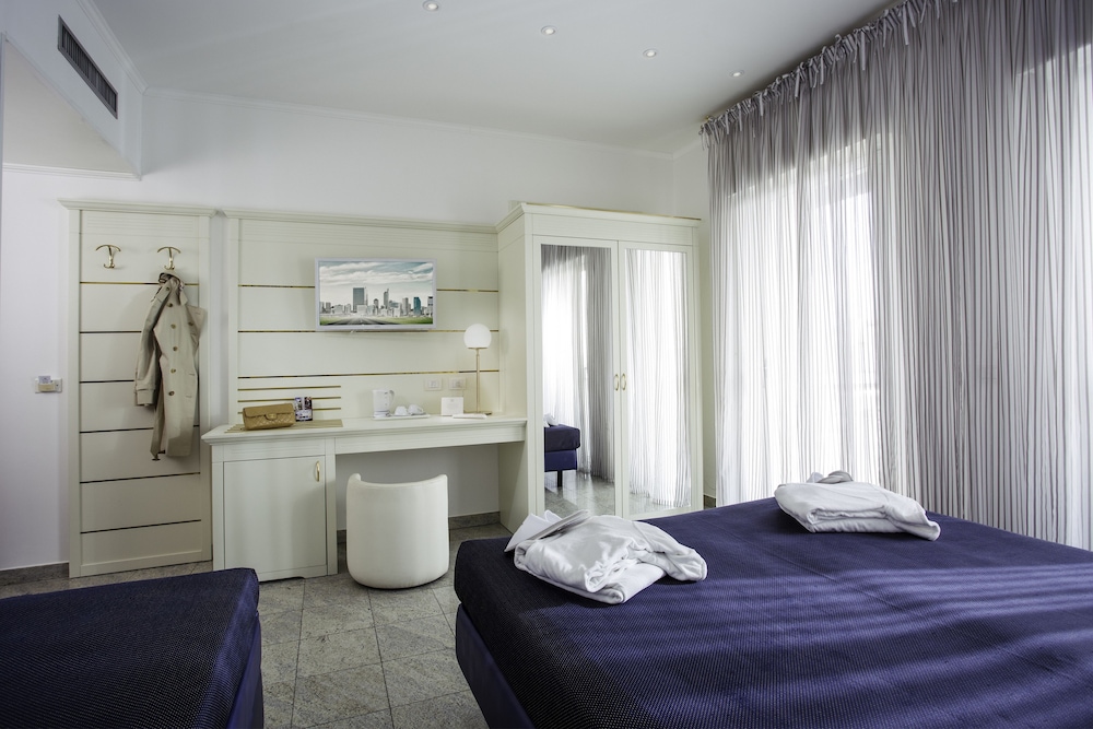 Deluxe Triple Room - Photo 2
