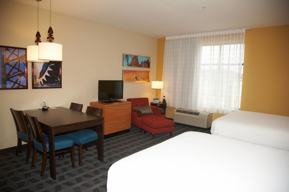 Studio, 2 Queen Beds (Mobility/Hearing Access, Roll-In Shwr) photo 1