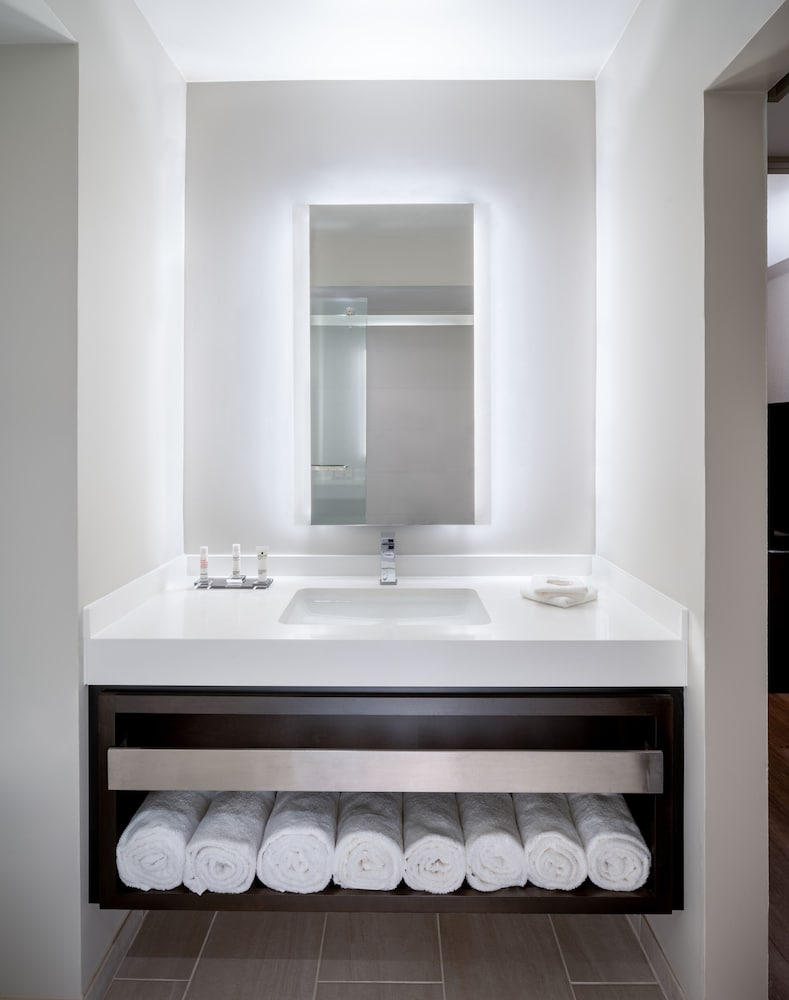 Room, 1 King Bed (Mobility/Hearing Accessible, Tub) - Photo 4