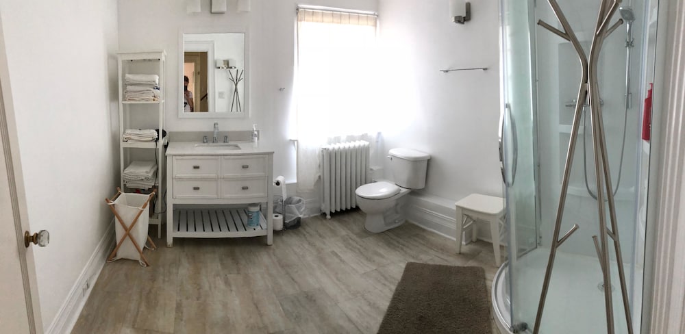 Standard Room, 1 Queen Bed, Shared Bathroom photo 2