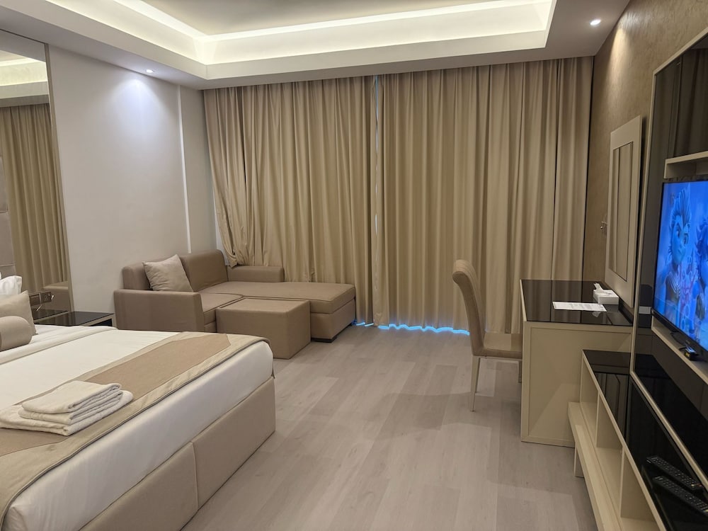 Deluxe Room, 1 King Bed, Sea View - Photo 1