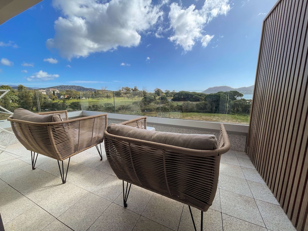 Junior Suite, 1 King Bed with Sofa bed, Balcony, Sea View - Photo 17