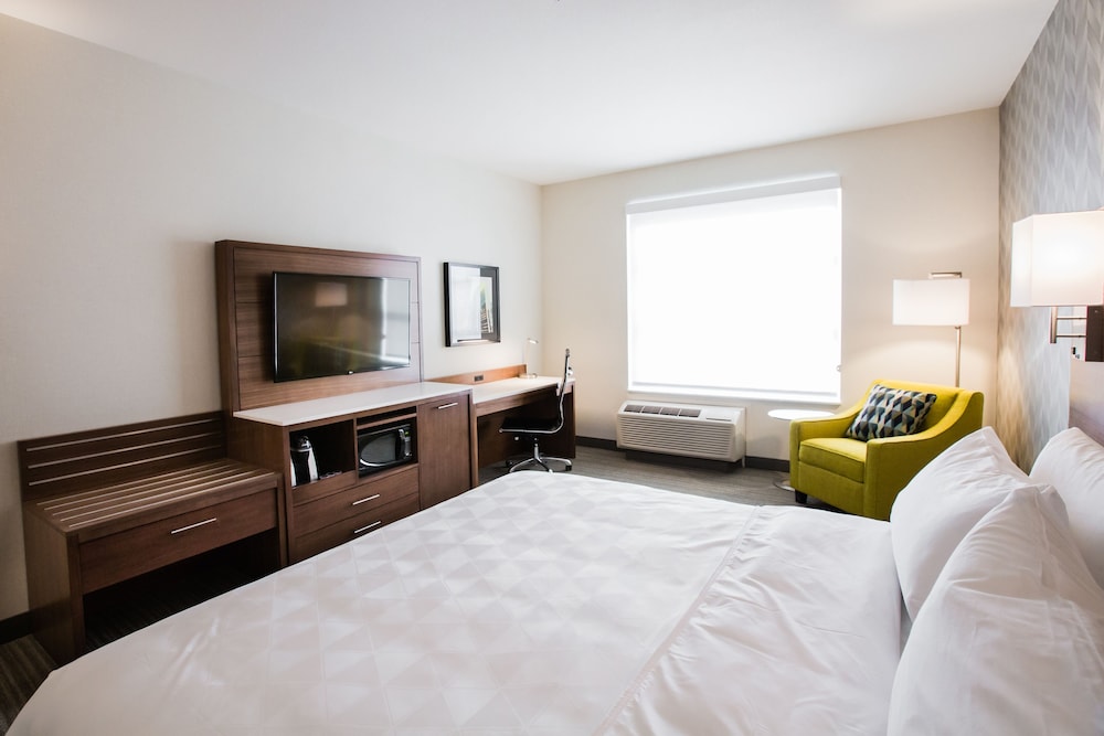 Standard Room, 1 King Bed, Accessible Bathtub (Communications) thumbnail 6