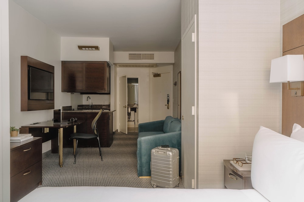 Suite, 1 Queen Bed, Kitchenette - Photo 3