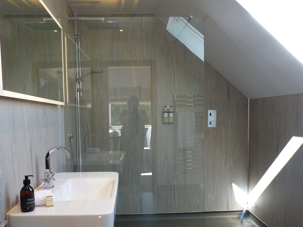 Suite, Lake View (South) photo 3