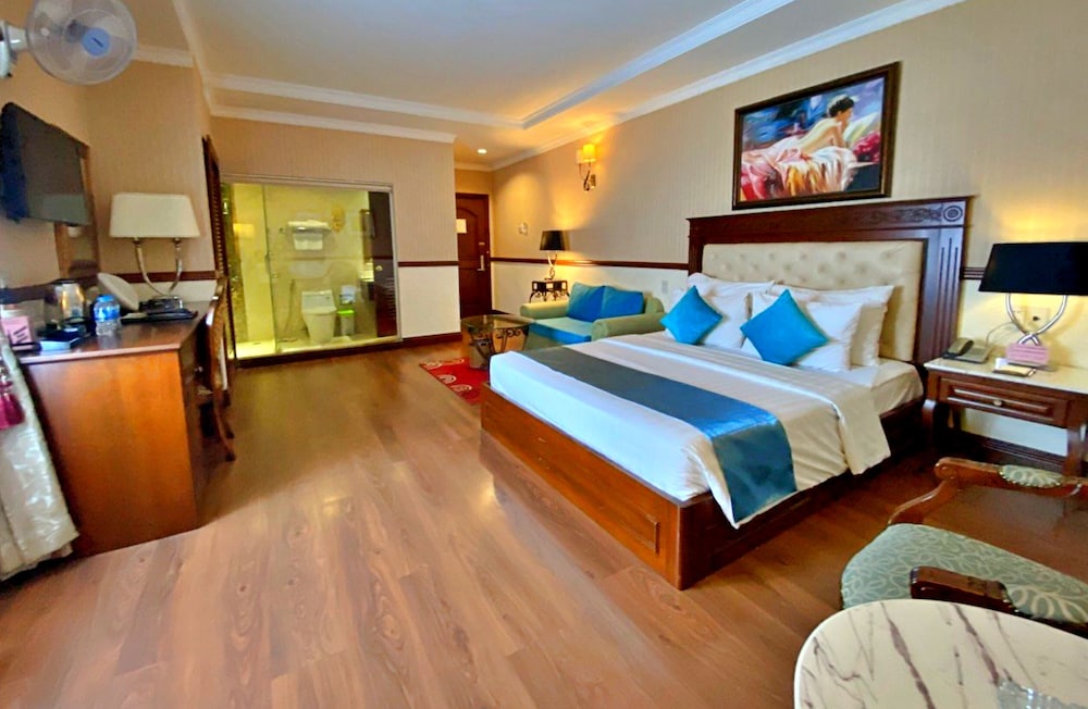 Deluxe Double Room, 1 Queen Bed, City View photo 3