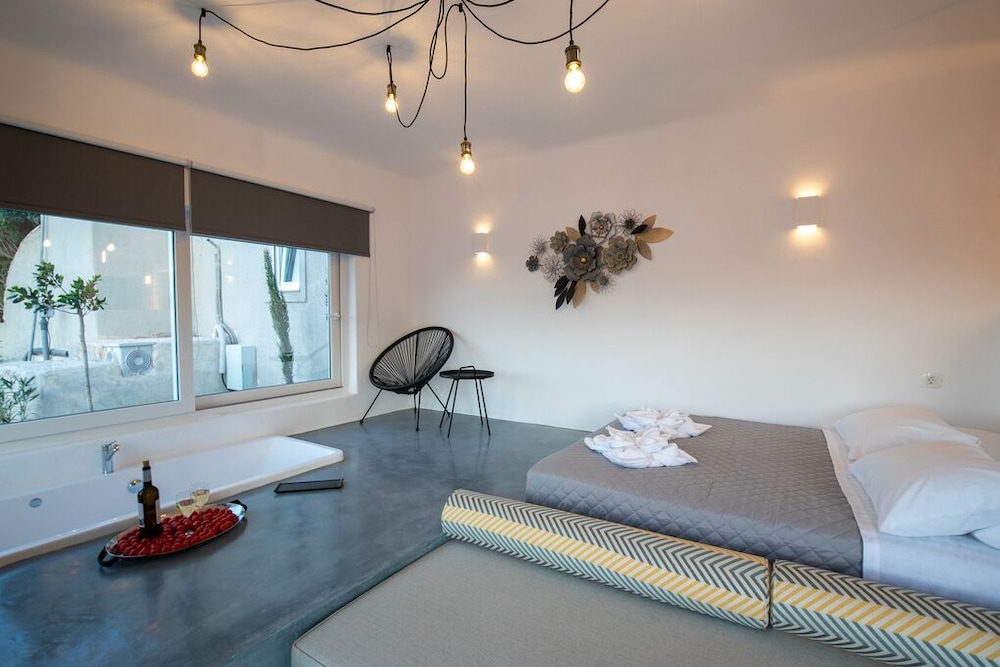 Junior Suite with Terrace, hot tub  Pool & Sea View