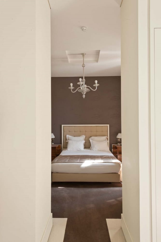 Room (Queen) - Photo 1