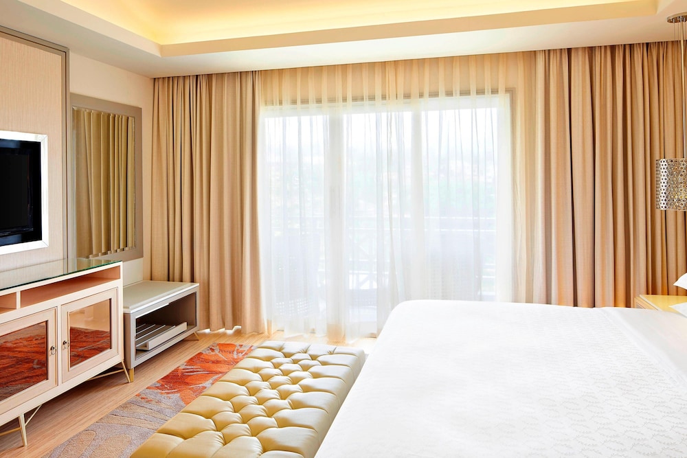Club Suite, 1 King Bed, Balcony, Tower photo 1