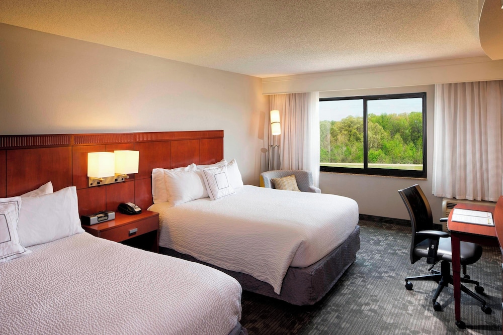 Room, 2 Queen Beds (Mobility/Hearing Accessible, Tub) photo 3