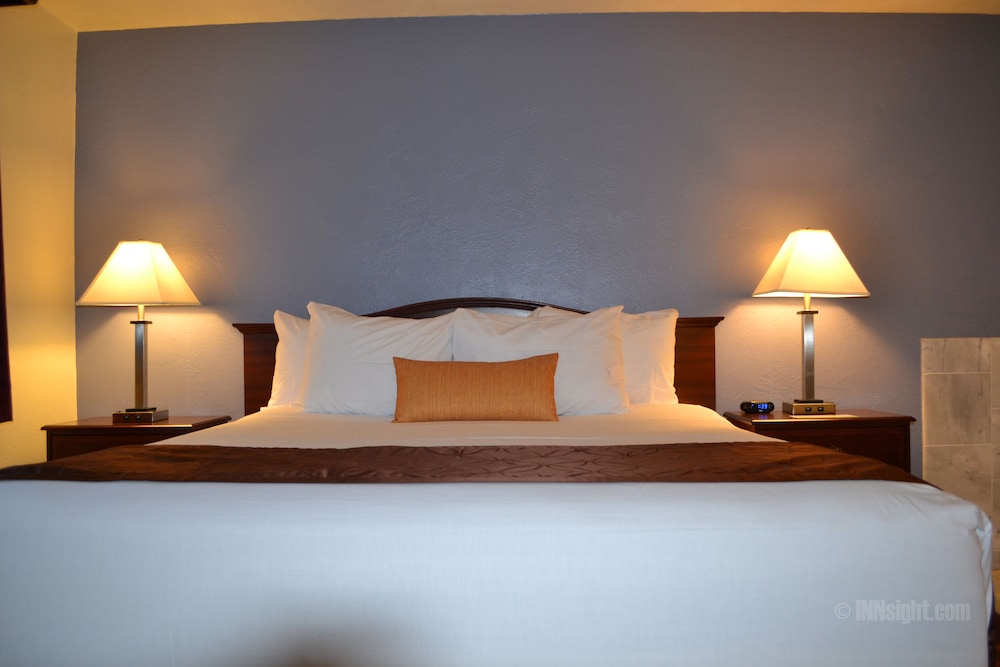 Suite, 1 Bedroom, Non Smoking (1 KINGBED & 1 QUEENBED) photo 3