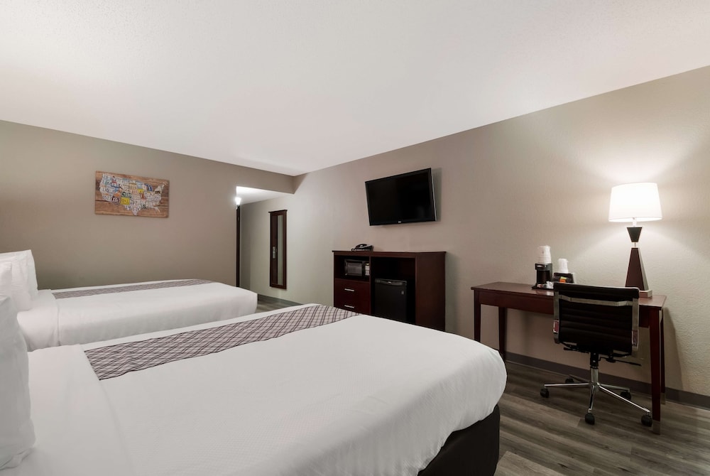 Standard Room, 2 Queen Beds, Non Smoking, Refrigerator & Microwave - Photo 2