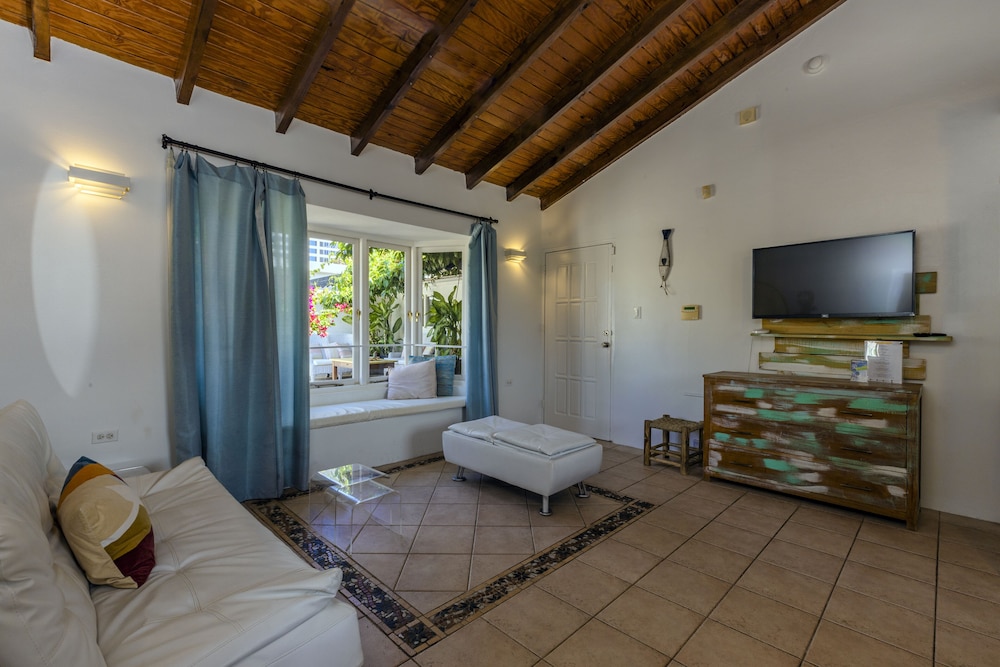 Superior Apartment, 2 Bedrooms, Pool View, Poolside photo 2