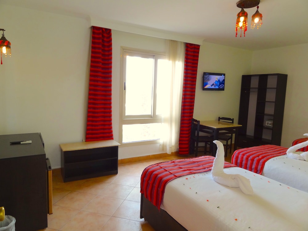 Economy Triple Room photo 3