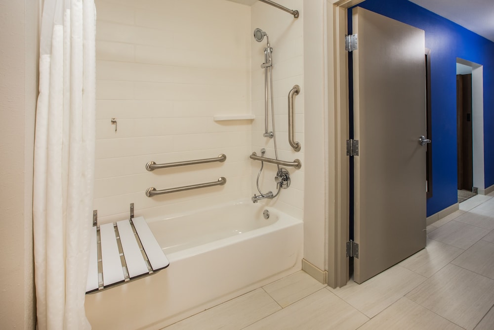 Standard Room, 2 Queen Beds, Accessible, Non Smoking (Communications) - Photo 6