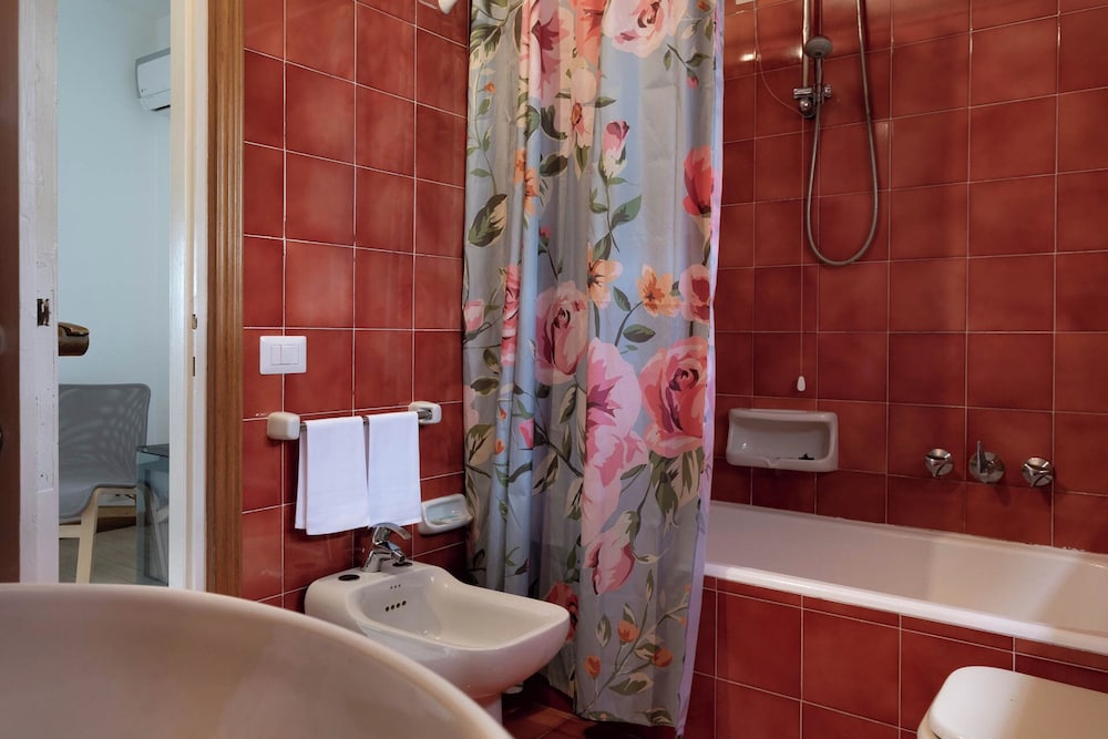 Standard Double or Twin Room photo 3