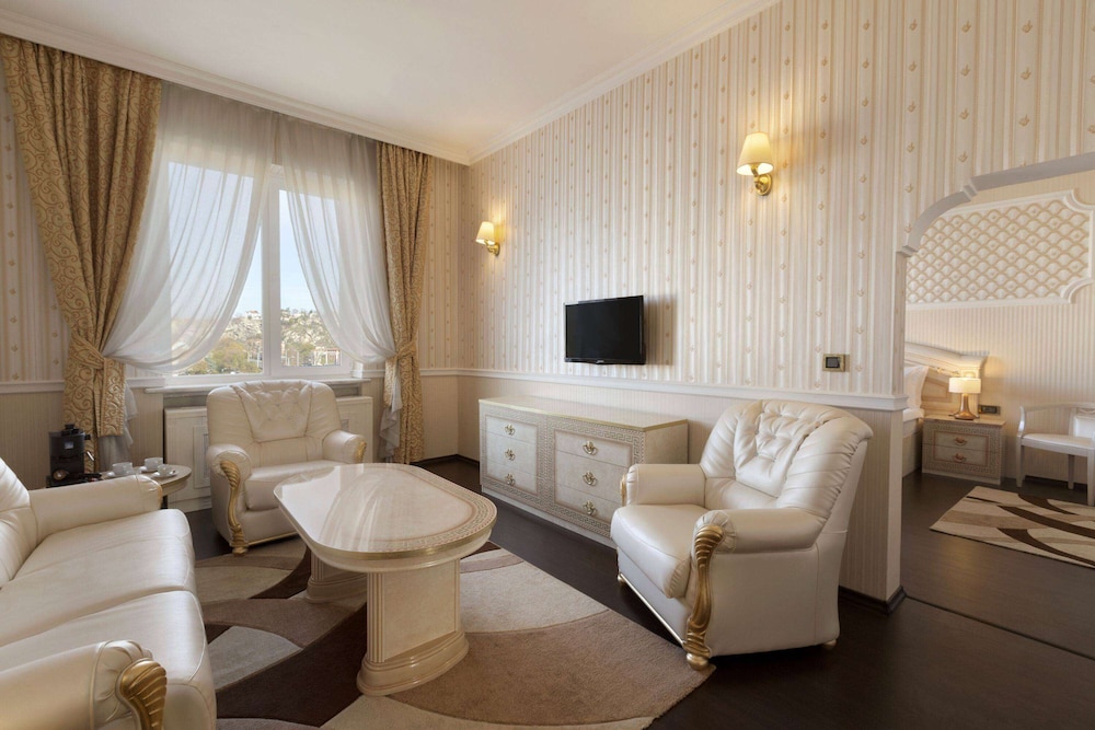 Presidential Room, 1 King Bed photo 2