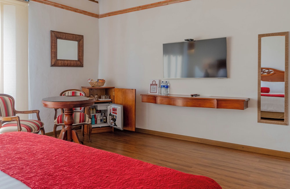 Superior Studio Suite, 1 King Bed, City View photo 1