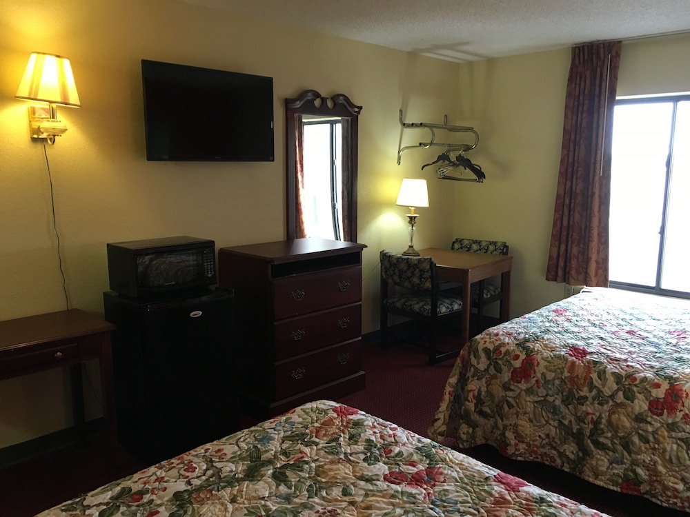 Standard Room, 2 Queen Beds, Smoking photo 3