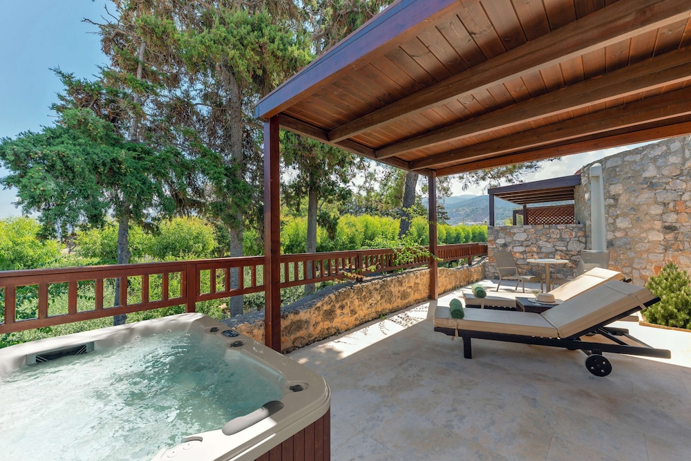 Bungalow with Outdoor Jetted Tub