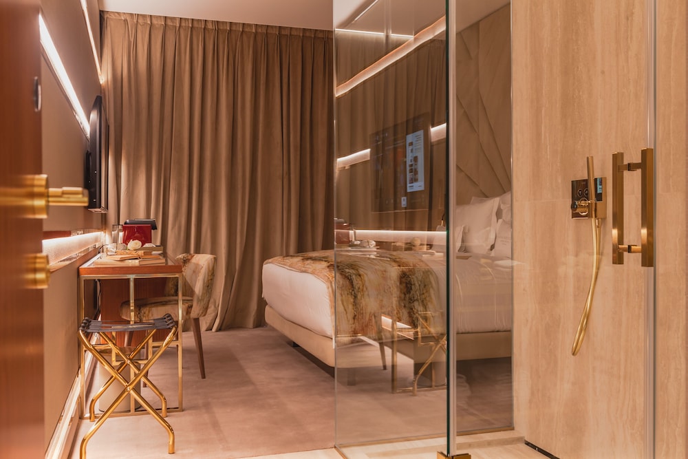 Superior Double Room thumbnail 5
