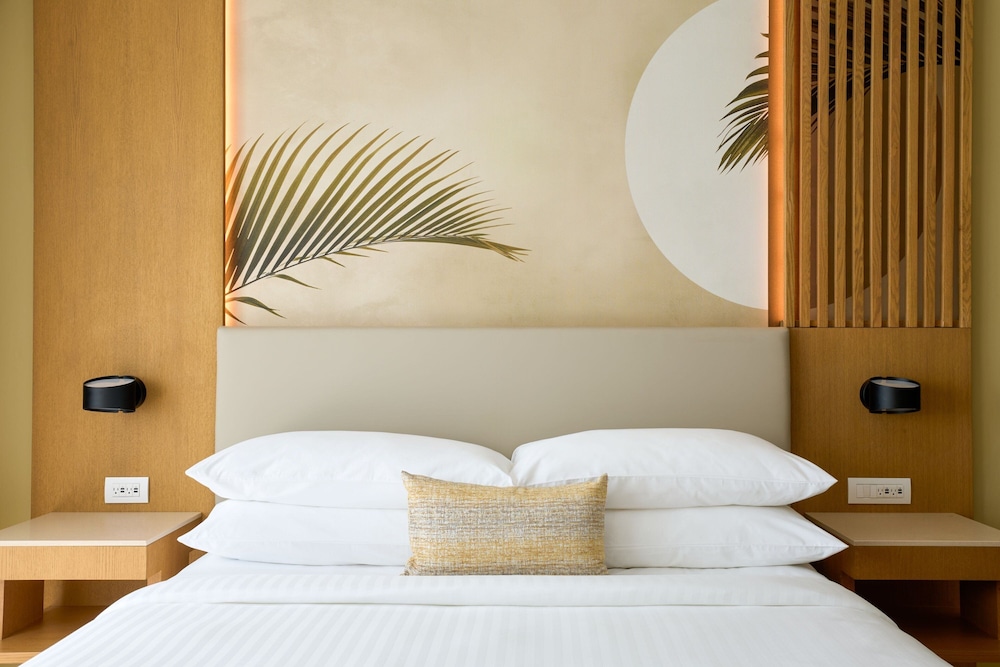 Room, 1 King Bed with Sofa bed (Oceanfront, View) - Photo 6