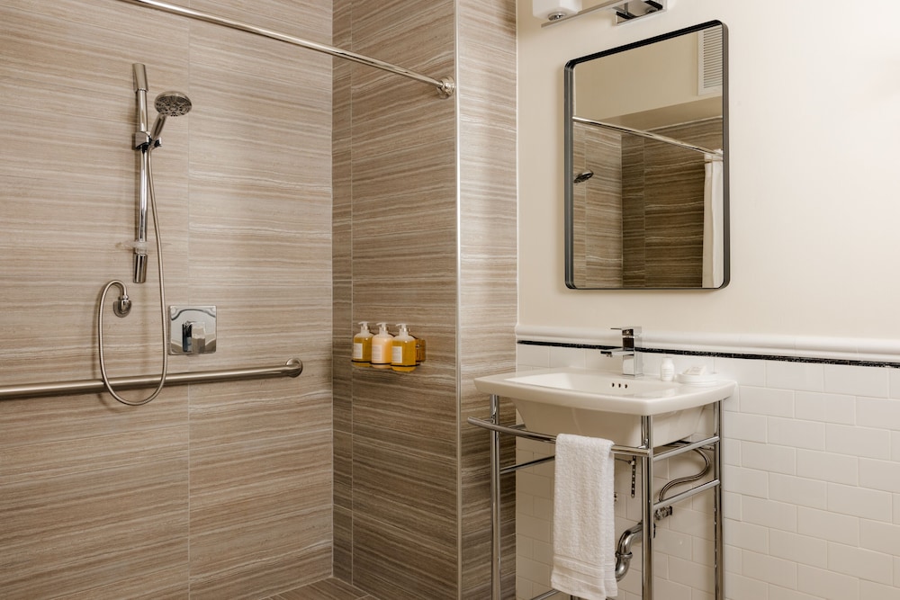 Deluxe Room, 1 Queen Bed, Roll-in Shower photo 2