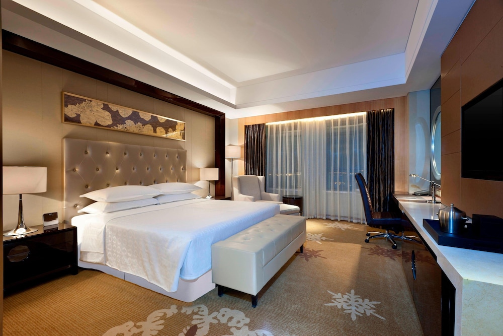 Club Room, 1 King Bed, City View