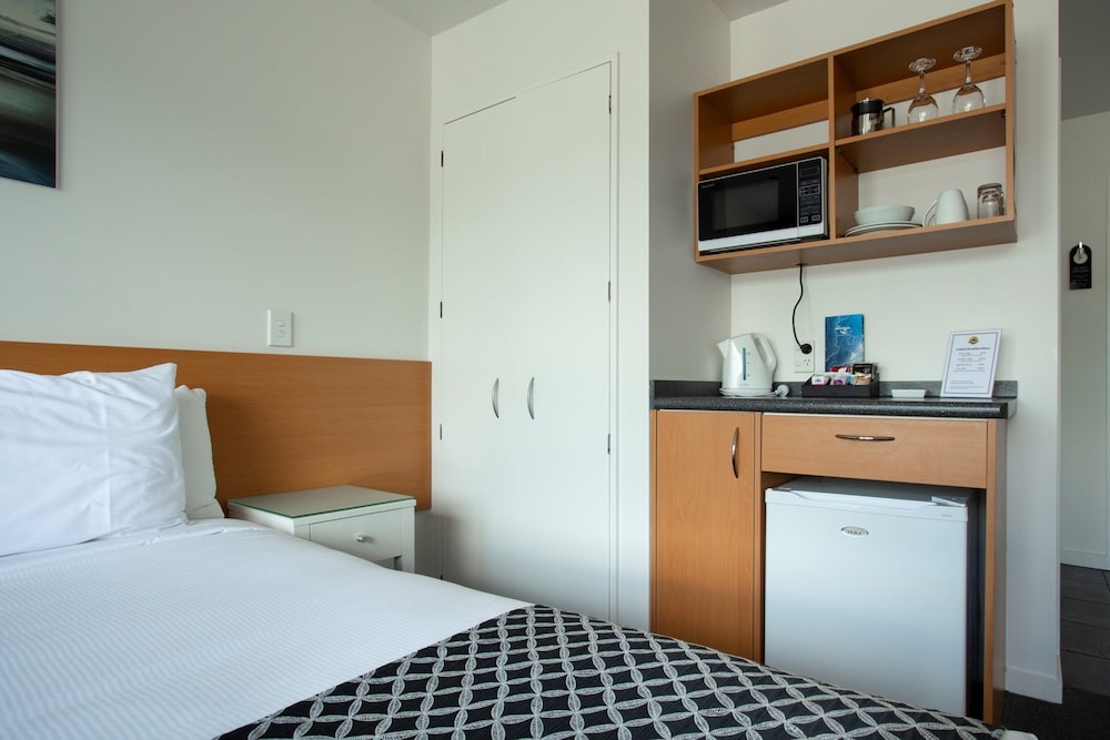 Studio, 1 King Bed, Partial Ocean View, Ground Floor photo 2